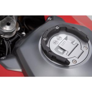Zestaw adapterów SW-Motech Pro do mocowania zbiornika Suzuki (czarny)